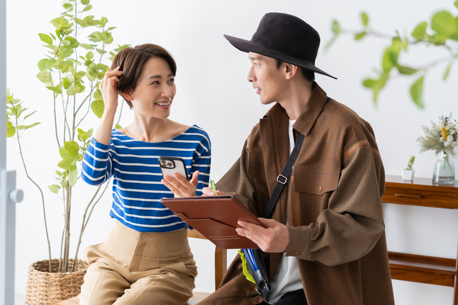 カウンセリングをする美容師