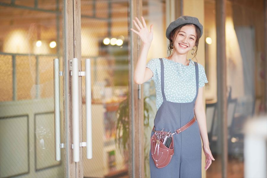 お客様を見送る美容師