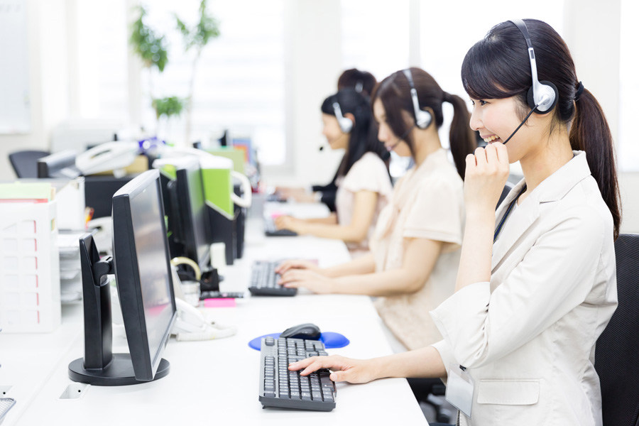 サポートセンターで対応する女性