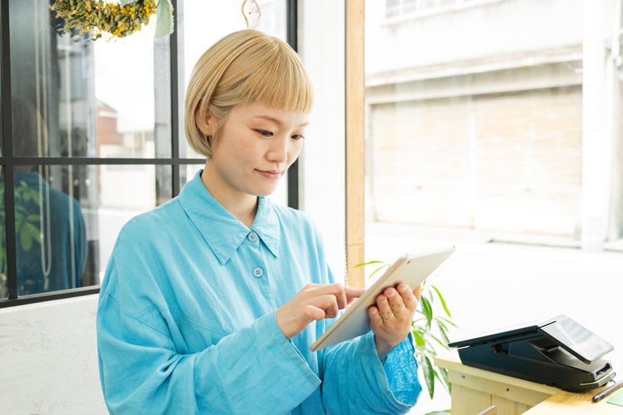 タブレットで会計処理をする人